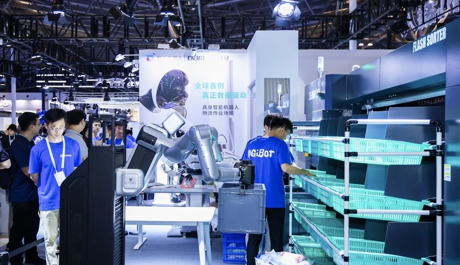 對話智元機(jī)器人王闖:直播收獲大訂單,出海已在路上 正在搬運(yùn)料箱的智元遠(yuǎn)征 A2-W