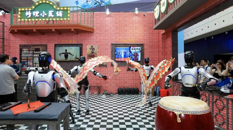 對話智元機(jī)器人王闖:直播收獲大訂單,出海已在路上 在舞彩帶、敲鼓的智元遠(yuǎn)征A2