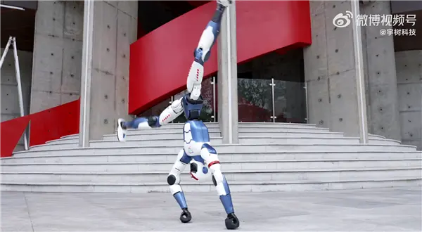 網(wǎng)友質(zhì)疑機(jī)器人跳舞、拳擊沒用 宇樹科技創(chuàng)始人王興興回應(yīng)