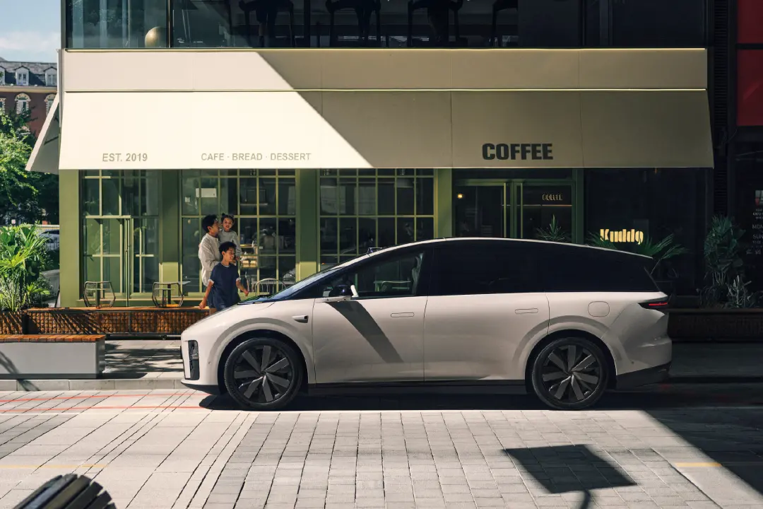 理想十周年,變陣先變?nèi)?" alt="理想十周年,變陣先變?nèi)? data-lazyload="https://x0.ifengimg.com/ucms/2025_31/305A4997AF00CE0D95DC17CFFB66BAA4F20FE1B5_size1219_w1080_h720.png" /></p>
<p>理想的基因從來(lái)不在亦步亦趨的學(xué)習(xí)中,而在反共識(shí)的破局里。當(dāng)行業(yè)爆發(fā)初期集體陷入智駕“軍備競(jìng)賽”時(shí),選擇在“冰箱彩電沙發(fā)”上大做文章;當(dāng)對(duì)手以價(jià)換量血拼時(shí),團(tuán)隊(duì)默默保障研發(fā)投入。這些決策事實(shí)上就來(lái)源于季度動(dòng)態(tài)校準(zhǔn)的OKR系統(tǒng),允許團(tuán)隊(duì)在安全邊界內(nèi)試錯(cuò)探索。畢竟當(dāng)業(yè)務(wù)進(jìn)入無(wú)人區(qū),需要先把槍口對(duì)準(zhǔn)不確定性,而非內(nèi)部排名。</p>
<p>OKR能否幫助理想突圍,除了i8的上市表現(xiàn),還有兩個(gè)風(fēng)向標(biāo)需要關(guān)注。首先是定位更低的i6定價(jià),純電走量車型如果敢用20萬(wàn)—25萬(wàn)元區(qū)間直接對(duì)標(biāo)特斯拉Model Y,就說(shuō)明理想重新?lián)碛辛速€一把的自信;其次是智駕團(tuán)隊(duì)在VLA路線上的深耕能否在年內(nèi)實(shí)現(xiàn)城市NOA普及,而非像去年那樣因PBC考核而保守地分批灰度。</p>
<p>真正的自信不是永遠(yuǎn)正確,而是敢于在未知面前按下All in。PBC教會(huì)了理想如何打陣地戰(zhàn),OKR則要幫它重新學(xué)會(huì)打游擊戰(zhàn)。</p>
<p><strong>03</strong></p>
<p><strong>造車的護(hù)城河在車之外</strong></p>
<p class="detailPic"><img class="" src="http://www.zuoshankeji.net//uploads/image/2025/0801/10150212147.jpg" title= 理想十周年,變陣先變?nèi)? data-lazyload=