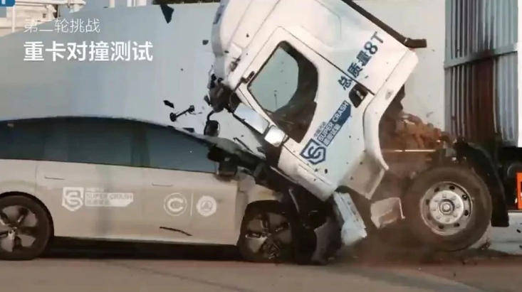 把乘龍卡車撞起飛以后,理想汽車卻主動(dòng)“認(rèn)慫”了