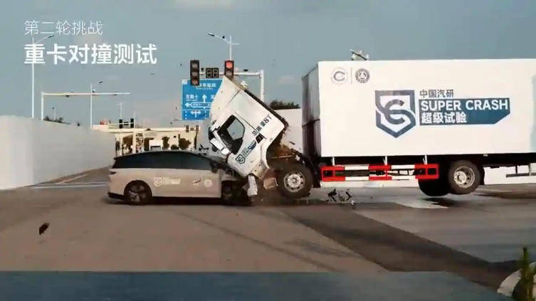 把乘龍卡車撞起飛以后,理想汽車卻主動(dòng)“認(rèn)慫”了