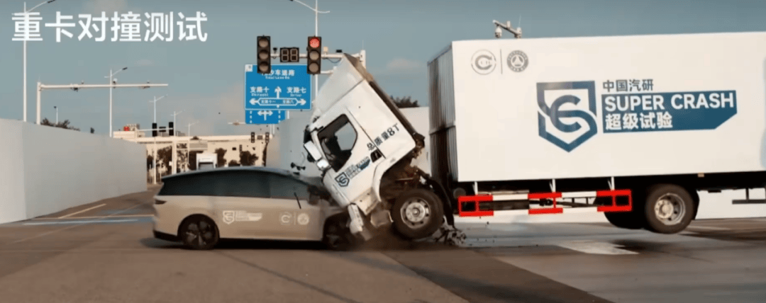 理想“撞飛”卡車:一場充滿銅臭味的行為藝術(shù)?