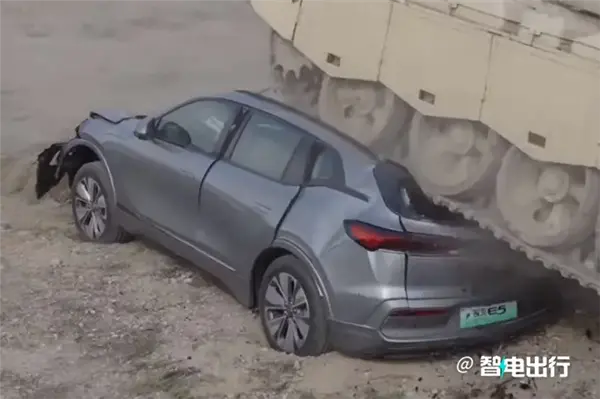 i8和卡車對撞之后:最該被噴的或許不是理想 i8和卡車對撞之后:最該被噴的或許不是理想