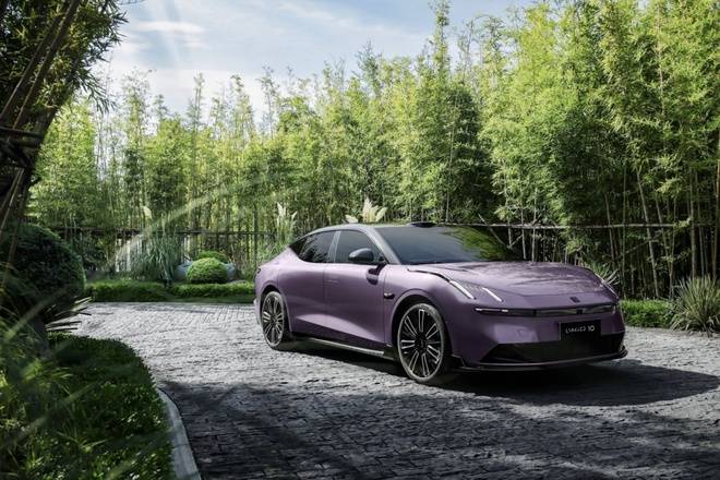 領克10 EM-P是領克旗下首款中大型插電式混合動力轎車,標配四驅系統和激光雷達、首搭Thor芯片、家族式酷炫外觀