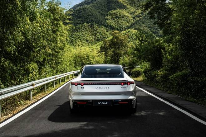 領克10 EM-P是領克旗下首款中大型插電式混合動力轎車,標配四驅系統和激光雷達、首搭Thor芯片、家族式酷炫外觀