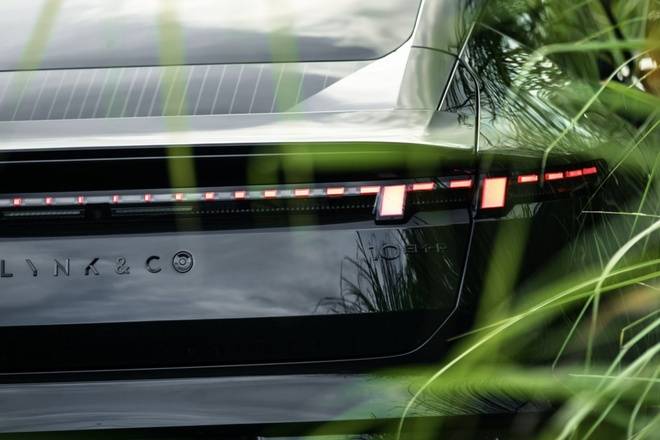 領克10 EM-P是領克旗下首款中大型插電式混合動力轎車,標配四驅系統和激光雷達、首搭Thor芯片、家族式酷炫外觀