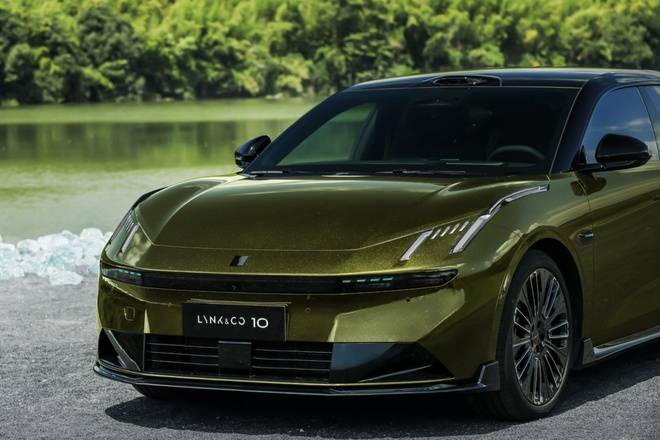 領克10 EM-P是領克旗下首款中大型插電式混合動力轎車,標配四驅系統和激光雷達、首搭Thor芯片、家族式酷炫外觀