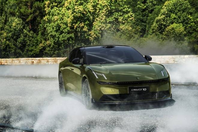 領克10 EM-P是領克旗下首款中大型插電式混合動力轎車,標配四驅系統和激光雷達、首搭Thor芯片、家族式酷炫外觀