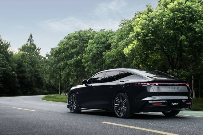 領克10 EM-P是領克旗下首款中大型插電式混合動力轎車,標配四驅系統和激光雷達、首搭Thor芯片、家族式酷炫外觀