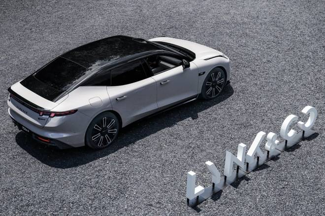 領克10 EM-P是領克旗下首款中大型插電式混合動力轎車,標配四驅系統和激光雷達、首搭Thor芯片、家族式酷炫外觀