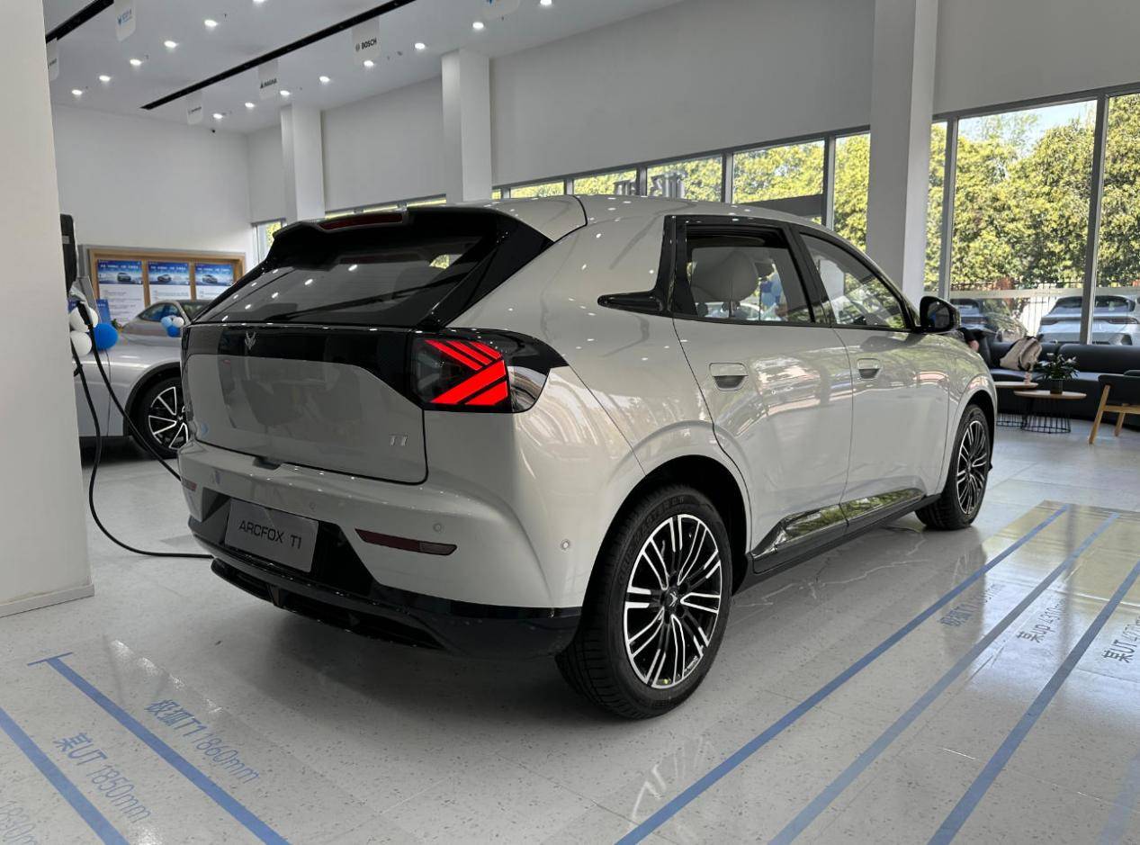 極狐T1,8萬級小車?2.77米軸距,低溫注塑內飾