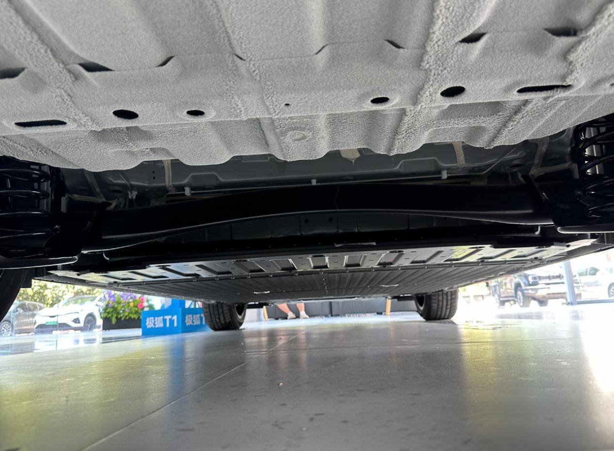 極狐T1,8萬級小車?2.77米軸距,低溫注塑內飾