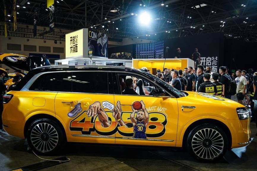 科技與熱愛共赴山城,問界M9化身“庫里戰車”千里追星