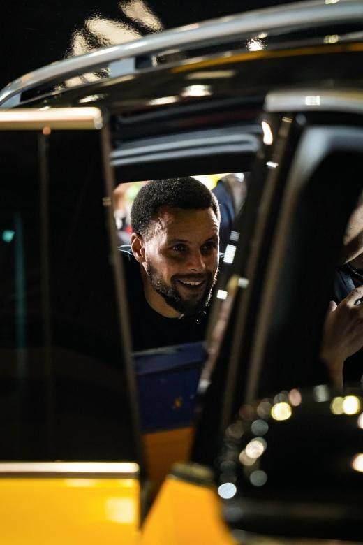 科技與熱愛共赴山城,問界M9化身“庫里戰車”千里追星