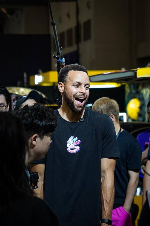 科技與熱愛共赴山城,問界M9化身“庫里戰車”千里追星