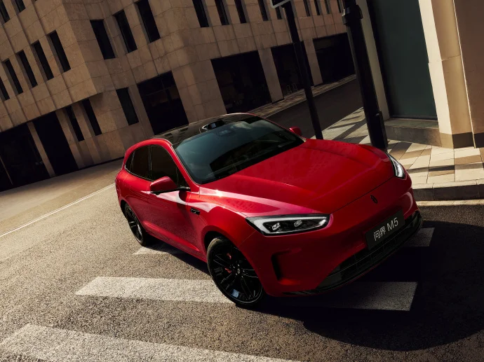 問界新M5 Ultra年度新色“躍影紅”公布,8月25日開售