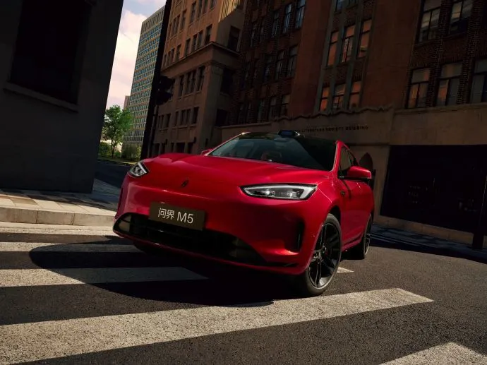 問界新M5 Ultra年度新色“躍影紅”公布,8月25日開售