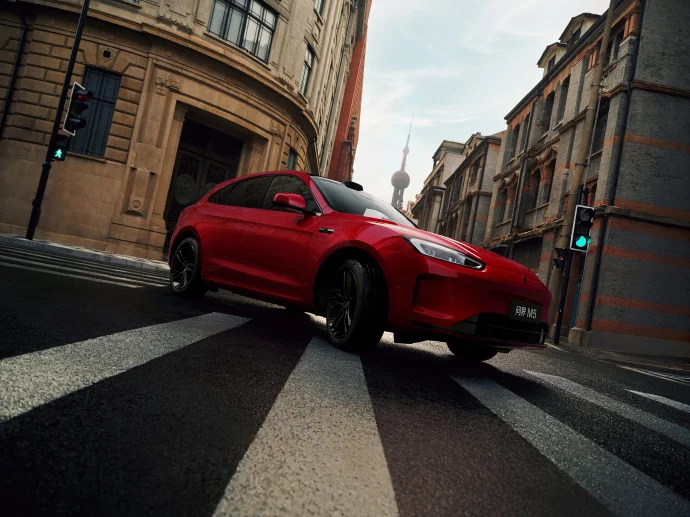 問界新M5 Ultra年度新色“躍影紅”公布,8月25日開售