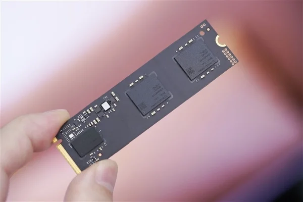 疾速7000MB/s,長江存儲(chǔ)PC450 1TB SSD圖賞 疾速7000MB/s!長江存儲(chǔ)PC450 1TB SSD圖賞