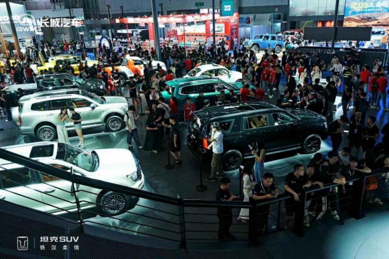 全新坦克500上市2小時大定破1.2萬臺,牽手張雨綺刷爆成都車展