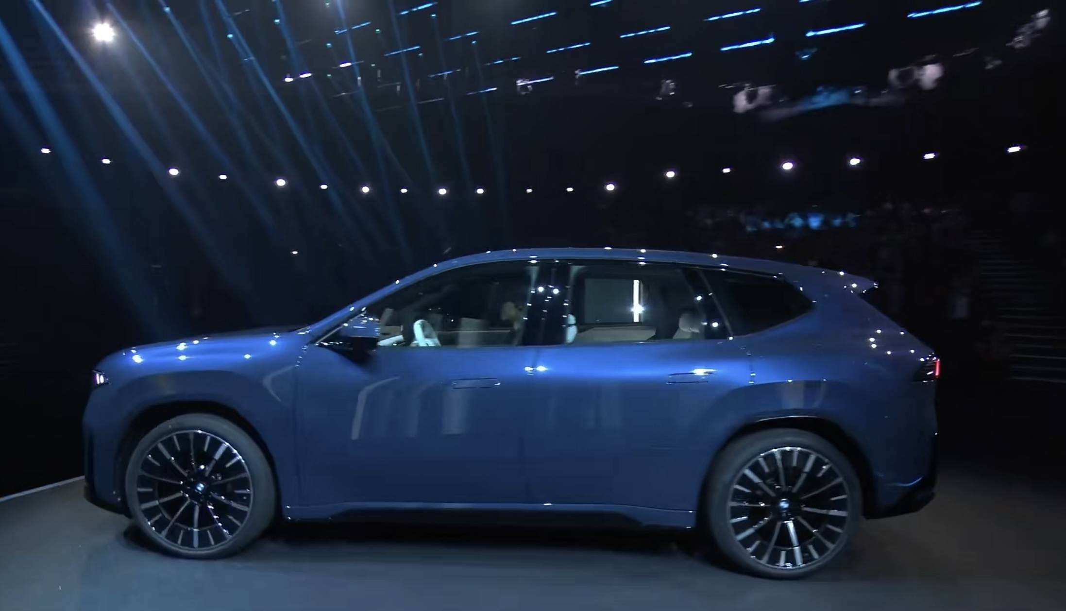 合資車企反擊戰(zhàn):新一代RAV4榮放實(shí)車曝光,寶馬iX3藏大量新技術(shù)