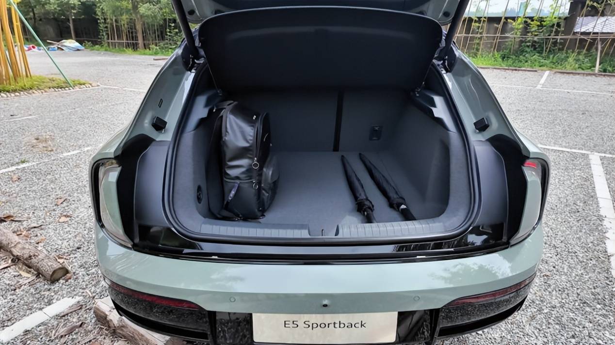 德系電動革命:E5 Sportback用本土化智能與極致駕控直面特斯拉