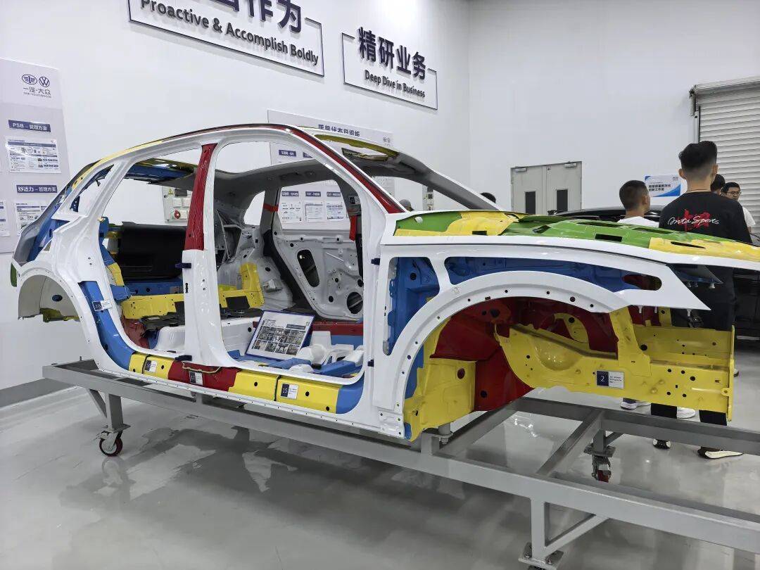 在當(dāng)下新能源車的傳播中,“超高強(qiáng)度鋼用量 80%”、“強(qiáng)度達(dá) 2000 兆帕甚至2200兆帕” ,已成為車企的常見傳播話術(shù)