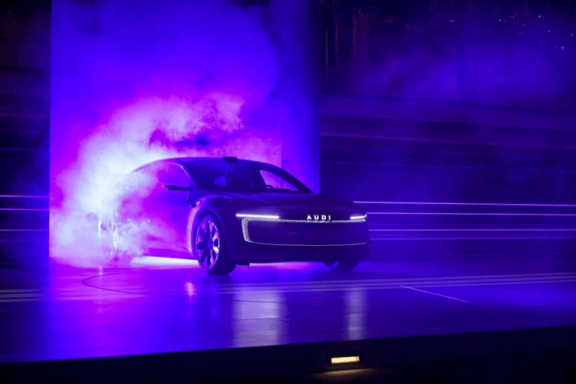 奧迪E5 Sportback以23.59萬(wàn)起售價(jià)+萬(wàn)元保險(xiǎn)現(xiàn)金權(quán)益的組合,直接殺入22萬(wàn)級(jí)主流市場(chǎng),開(kāi)始了一場(chǎng)全面的反擊