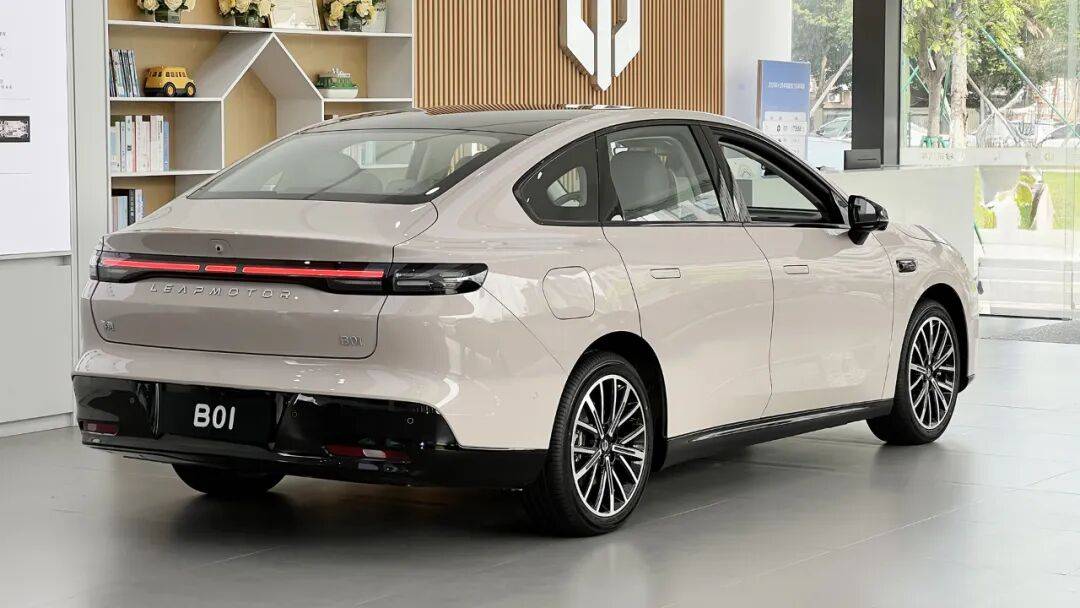 看到零跑B01的拆解視頻后,10萬左右這樣的配置?難怪銷量暴漲
