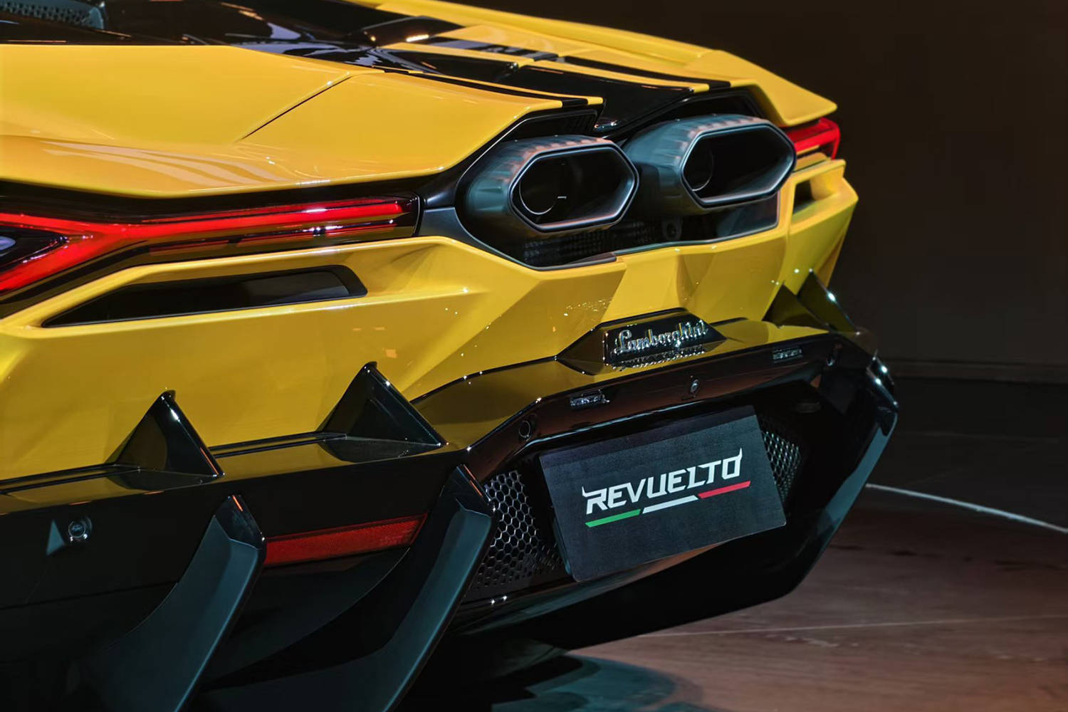 限量1臺/紀念入華20周年 蘭博基尼Revuelto 20周年紀念版首發
