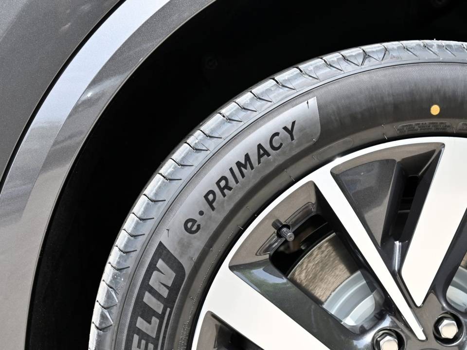 開車爽歪歪,換胎真叫慘!新能源汽車的輪胎,為啥那么貴?