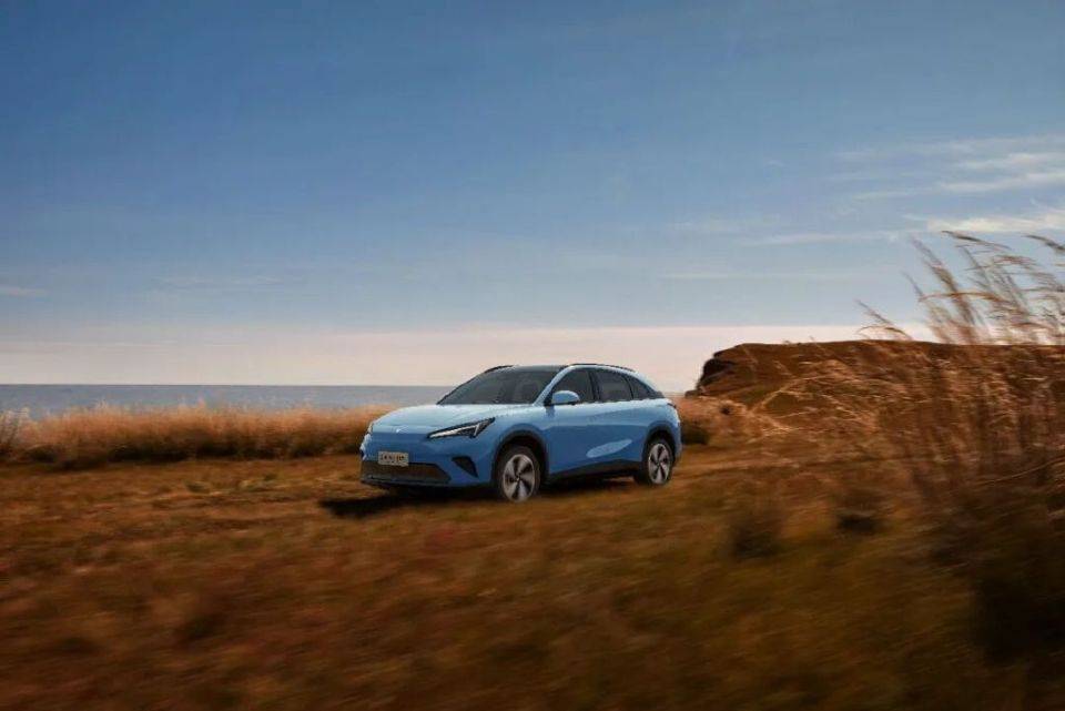 15萬級SUV市場生變 !極狐全新阿爾法T5攜雙動力與城市NOA入局