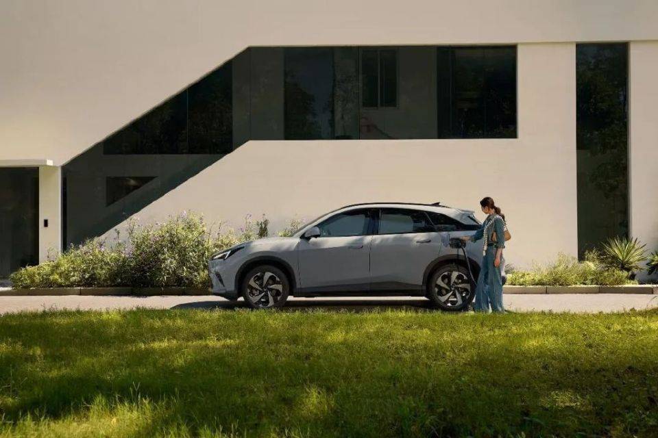 15萬級SUV市場生變 !極狐全新阿爾法T5攜雙動力與城市NOA入局