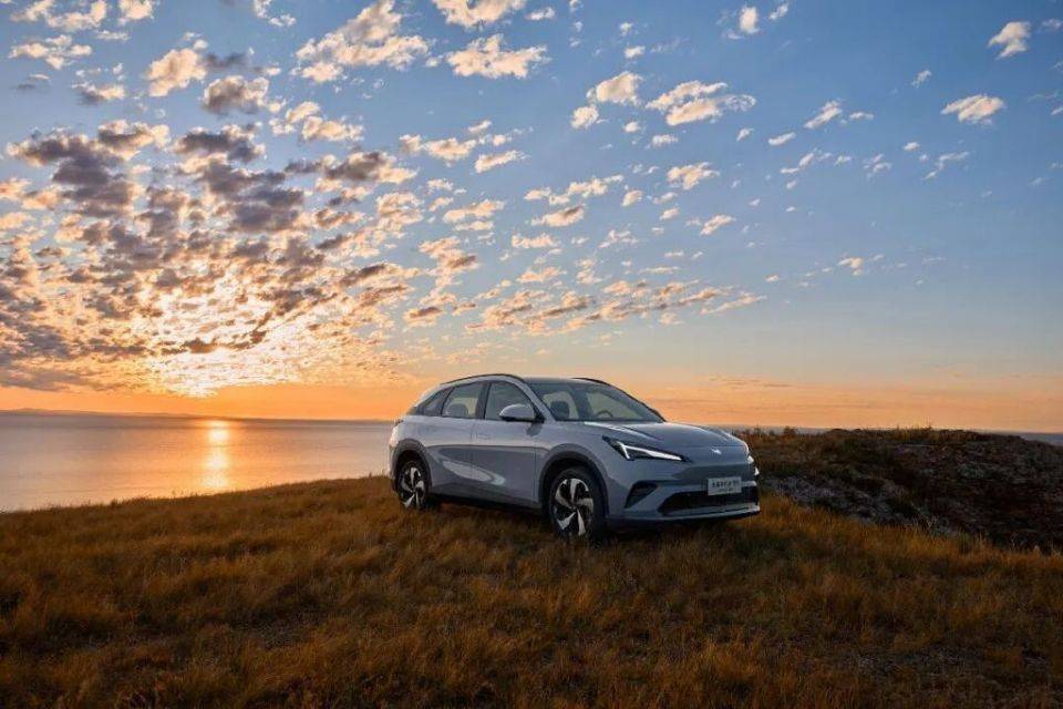 15萬級SUV市場生變 !極狐全新阿爾法T5攜雙動力與城市NOA入局