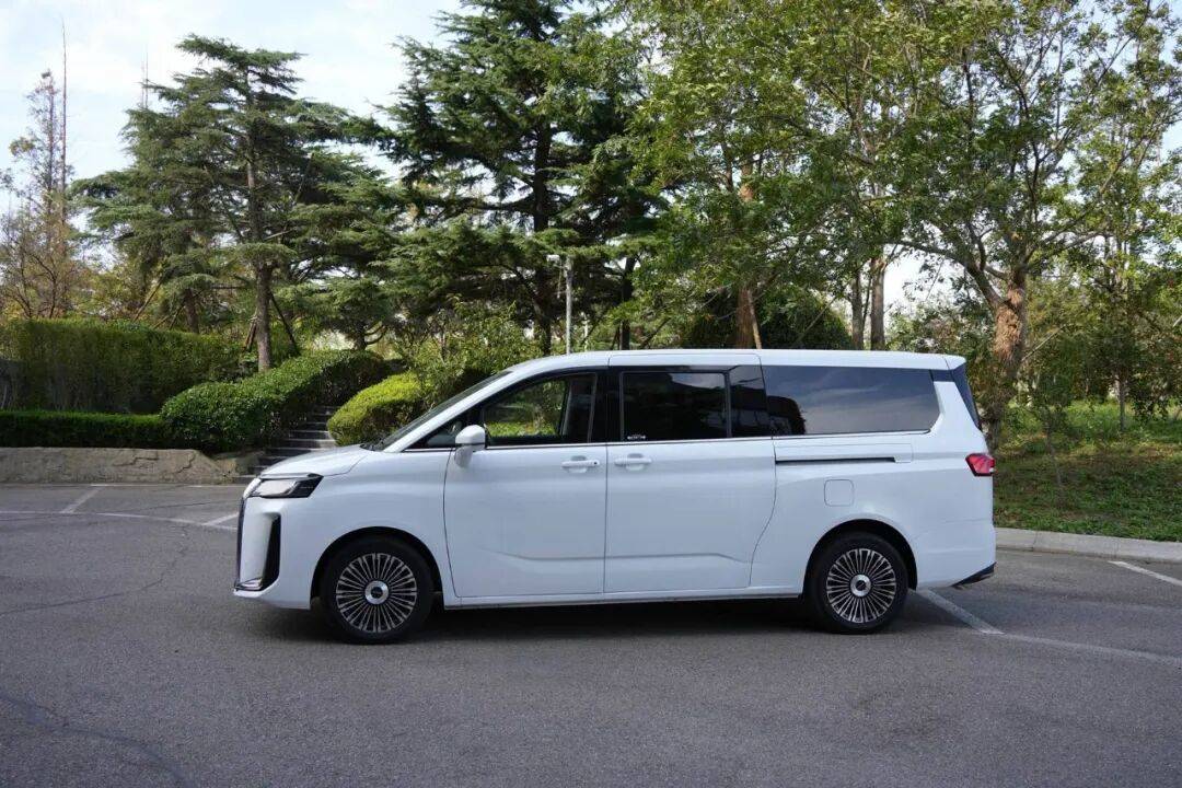 大家伙什么來頭?搶先試駕全新MPV銳勝M8