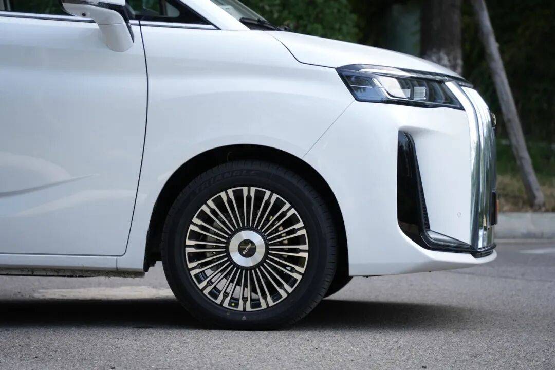 大家伙什么來頭?搶先試駕全新MPV銳勝M8