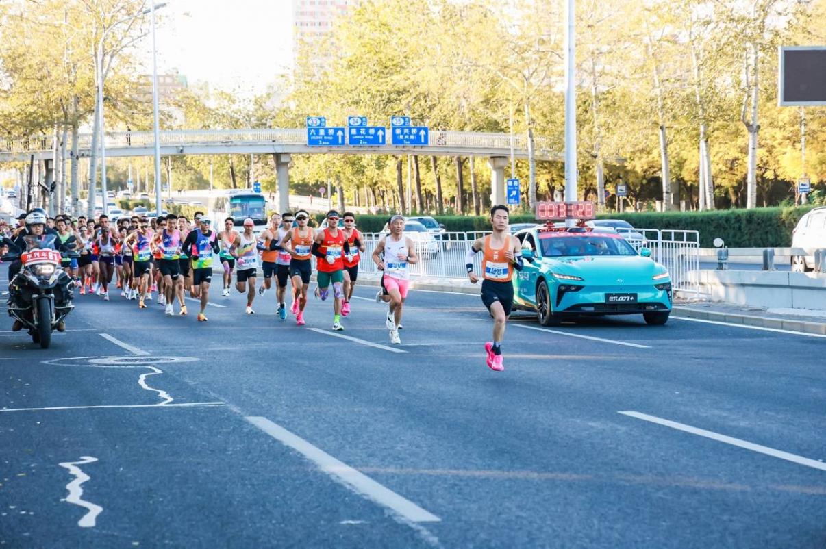 以跑會友,奕起出發!東風奕派攜“奕家人”跑團征戰2025北京馬拉松