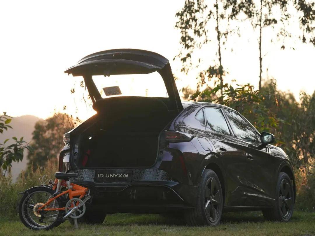 色彩與操控的雙重奏:深度體驗與眾06的“金標”內涵