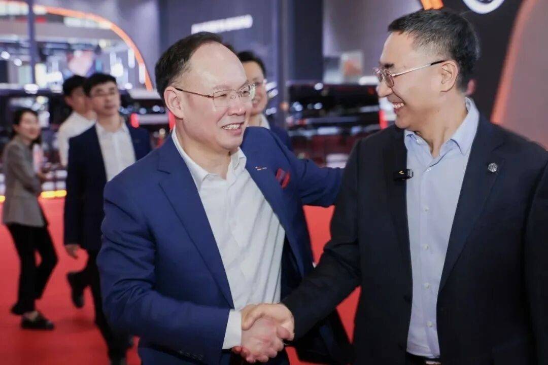 “國(guó)家隊(duì)”的鈔能力覺(jué)醒!一汽“吞并”零跑大戲?qū)ⅲ?" /></p>
<p class="ql-align-justify"><span id="rrlpx5h" class="keyword-span" data-brandid="461"></span>官方近日對(duì)外澄清,關(guān)于一汽集團(tuán)將收購(gòu)其股權(quán)并成為第一大股東的報(bào)道“不實(shí)”。這一回應(yīng)是針對(duì)多家媒體關(guān)于“一汽集團(tuán)將通過(guò)定向增發(fā)方式分步收購(gòu)零跑汽車(chē)股權(quán),并最終成為其第一大股東”的報(bào)道。但是多家媒體報(bào)道稱(chēng),該方案已獲得監(jiān)管部門(mén)批準(zhǔn),并計(jì)劃于11月17日正式對(duì)外公布。</p>
<p class="ql-align-justify">盡管零跑已否認(rèn),但回顧雙方自年初以來(lái)的密集互動(dòng),從戰(zhàn)略合作備忘錄的簽署到頻繁的技術(shù)交流,這一傳聞似乎并非空穴來(lái)風(fēng)。</p>
<p class="ql-align-justify">01 收購(gòu)傳聞:不予置評(píng)</p>
<p class="ql-align-justify">一汽集團(tuán)收購(gòu)零跑汽車(chē)股權(quán)的消息在汽車(chē)圈引發(fā)廣泛關(guān)注。據(jù)多家媒體報(bào)道,中國(guó)一汽集團(tuán)將通過(guò)定向增發(fā)方式分步收購(gòu)零跑汽車(chē)股權(quán),并最終成為其第一大股東。相關(guān)方案據(jù)稱(chēng)已獲監(jiān)管部門(mén)批準(zhǔn),并計(jì)劃于11月17日正式對(duì)外公布。這并非一汽與零跑之間的資本傳聞首次出現(xiàn)。</p>
<p class="ql-align-justify">早在今年8月,市場(chǎng)就曾傳出一汽集團(tuán)正籌劃收購(gòu)零跑汽車(chē)10%左右股份,成為其戰(zhàn)略股東。當(dāng)時(shí)有知情人士透露,該方案已在一汽內(nèi)部相關(guān)部門(mén)流轉(zhuǎn)推進(jìn)。對(duì)于最新的收購(gòu)傳聞,零跑汽車(chē)官方已明確回應(yīng)稱(chēng)“消息不實(shí)”。</p>
<p class="ql-align-justify">但這種“不予置評(píng)”到“消息不實(shí)”的回應(yīng)轉(zhuǎn)變,與今年3月雙方簽署戰(zhàn)略合作備忘錄時(shí)釋放的積極信號(hào)形成微妙對(duì)比。</p>
<p class="ql-align-justify">02 合作歷程:從技術(shù)到資本的漸進(jìn)路徑</p>
<p class="ql-align-justify">一汽與零跑的合作關(guān)系由來(lái)已久。早在2019年,雙方便啟動(dòng)了三電系統(tǒng)聯(lián)合研發(fā)可行性研究。2020年4月,一汽奔騰與零跑汽車(chē)在長(zhǎng)春簽署戰(zhàn)略合作協(xié)議。雙方計(jì)劃在智能電動(dòng)汽車(chē)關(guān)鍵零部件的研發(fā)、制造和生產(chǎn)應(yīng)用上展開(kāi)合作,聯(lián)合策劃與開(kāi)發(fā)智能電動(dòng)車(chē)車(chē)型。合作在今年明顯提速。2025年3月3日,中國(guó)一汽與零跑汽車(chē)簽署《戰(zhàn)略合作諒解備忘錄》。</p>
<p class="ql-align-center" data-index="1"><img src="http://www.zuoshankeji.net//uploads/image/2025/1106/222502M191.jpg" title=