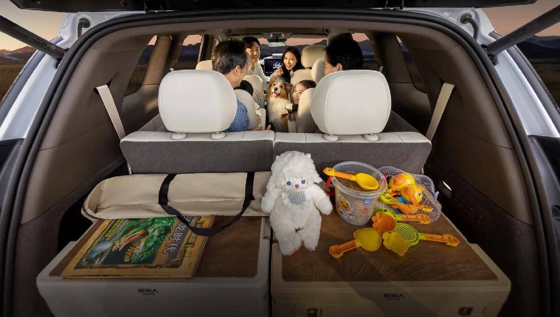 誰說家庭車只能“湊合”?騰勢(shì)N8L把全家的“舒服”都裝下了