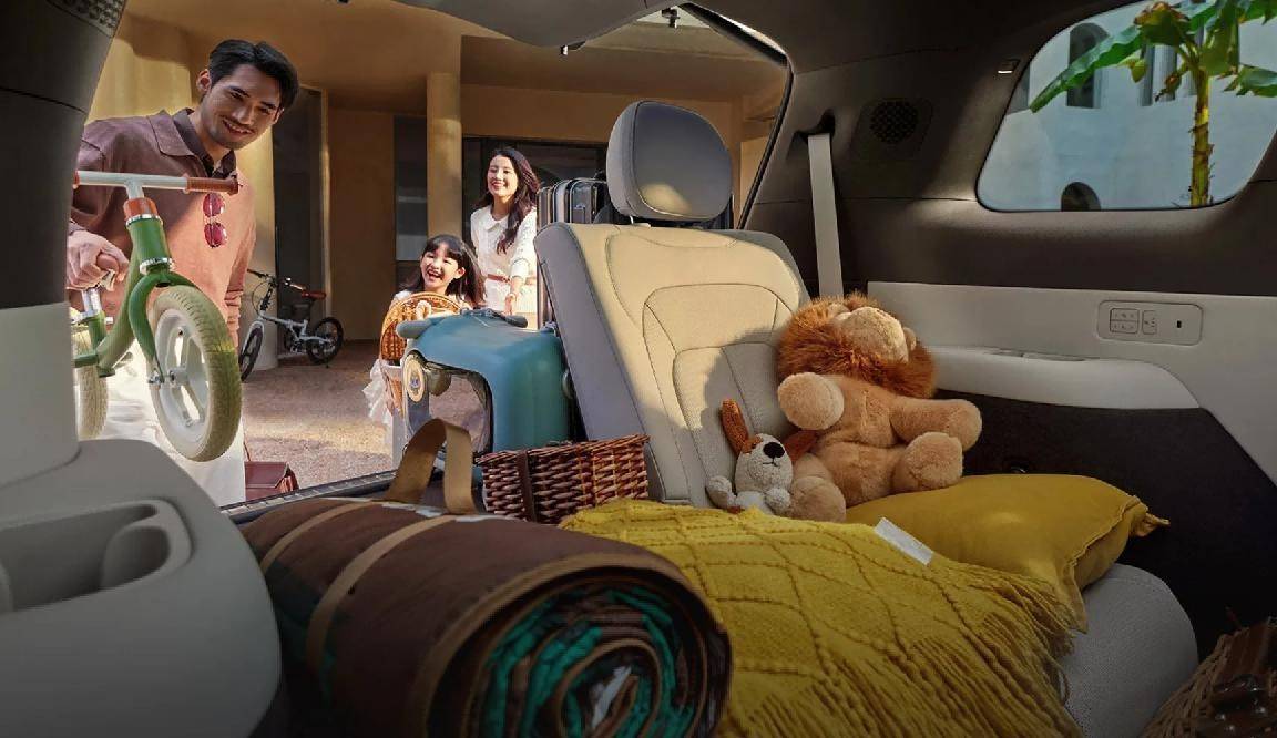 誰說家庭車只能“湊合”?騰勢(shì)N8L把全家的“舒服”都裝下了