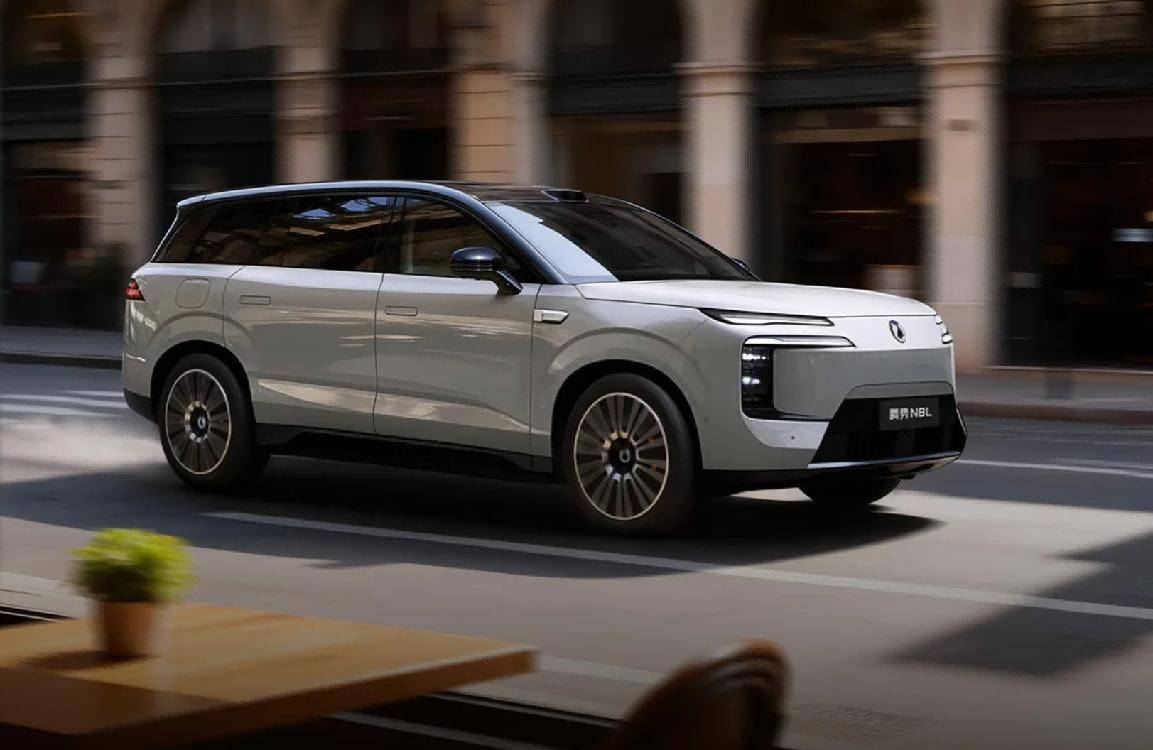 誰說家庭車只能“湊合”?騰勢(shì)N8L把全家的“舒服”都裝下了