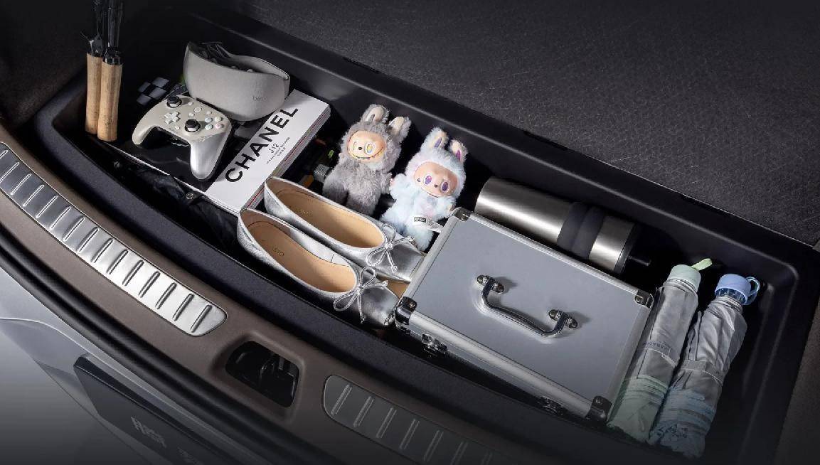 誰說家庭車只能“湊合”?騰勢(shì)N8L把全家的“舒服”都裝下了