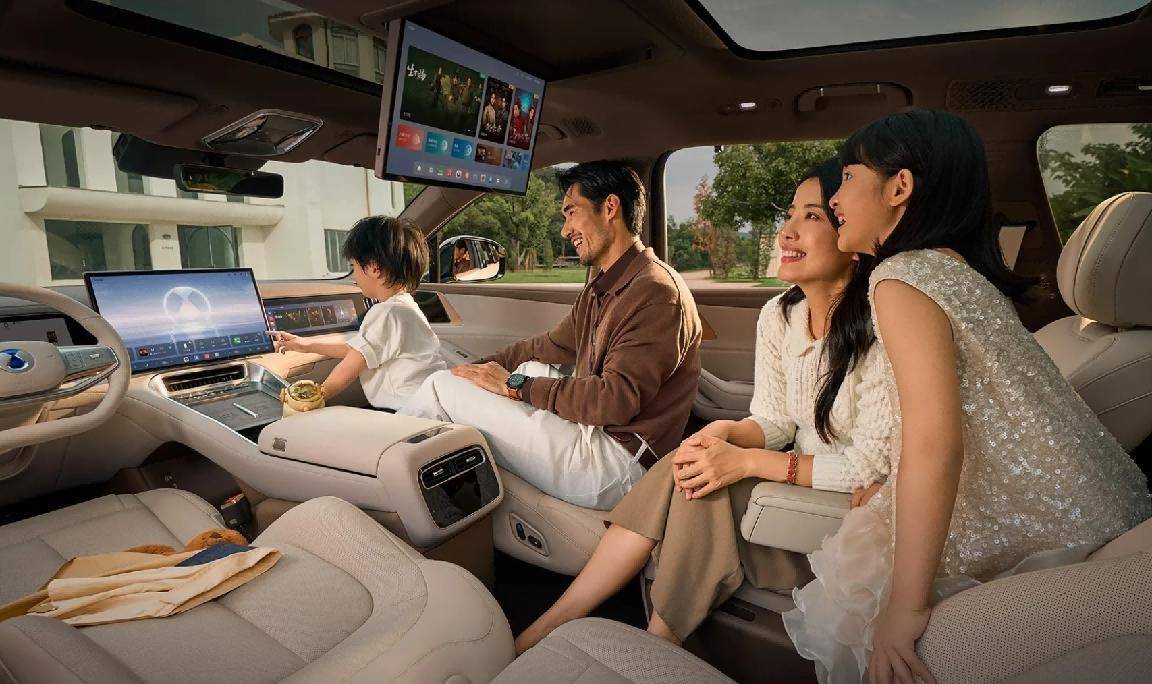 誰說家庭車只能“湊合”?騰勢(shì)N8L把全家的“舒服”都裝下了