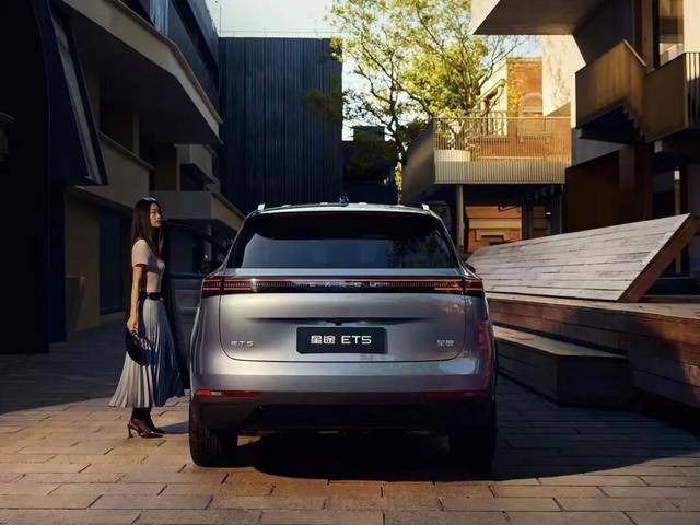 讓世界看見中國汽車之美!星途ET5,做汽車美學的“破曉者”