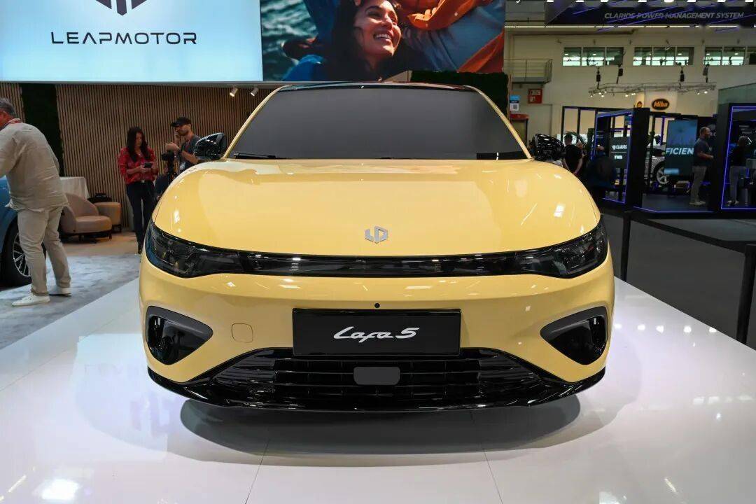 零跑汽車旗下全新車型——零跑Lafa5正式預(yù)售。新車共推出5款車型,預(yù)售價格為10.58-13.18萬元