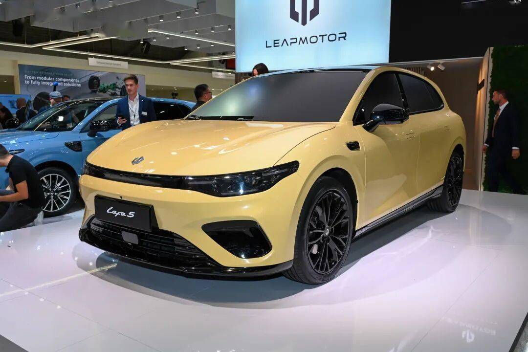 零跑汽車旗下全新車型——零跑Lafa5正式預(yù)售。新車共推出5款車型,預(yù)售價格為10.58-13.18萬元