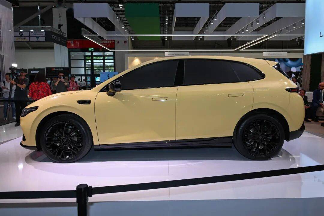 零跑汽車旗下全新車型——零跑Lafa5正式預(yù)售。新車共推出5款車型,預(yù)售價格為10.58-13.18萬元