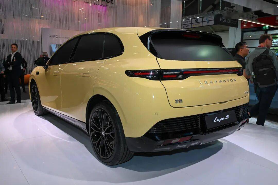 零跑汽車旗下全新車型——零跑Lafa5正式預(yù)售。新車共推出5款車型,預(yù)售價格為10.58-13.18萬元